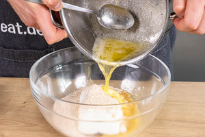 Flüssige Butter dazugießen