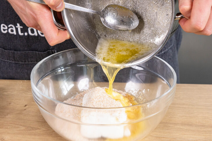 Flüssige Butter dazugießen
