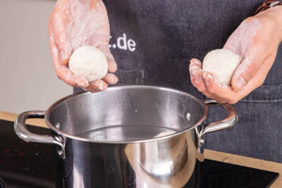 Nougatknödel kochen