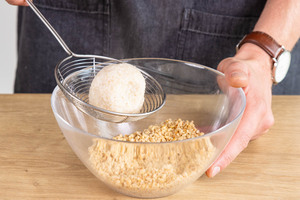 Nougatknödel in Haselnusspanade geben