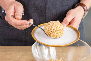 Nougatknödel servieren