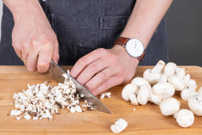 Champignons putzen und klein schneiden
