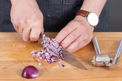 Rote Zwiebel fein hacken