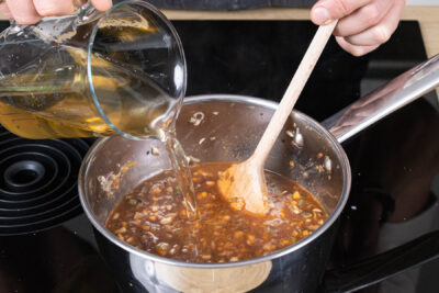 Bratensoße mit Gemüsebrühe auffüllen