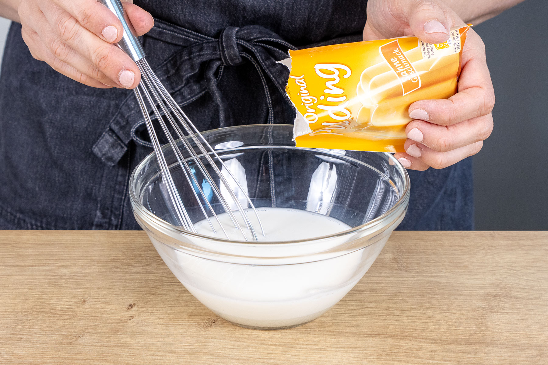 Puddingpulver zur Milch geben