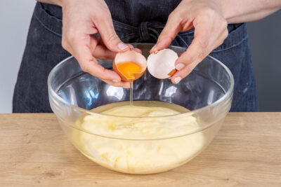 Ei zum Pudding geben