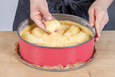 Birnen auf Omas Birnenkuchen verteilen