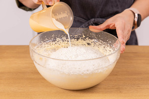 Milch dazu gießen