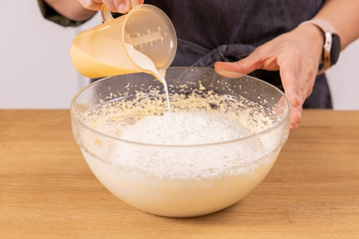 Milch dazu gießen