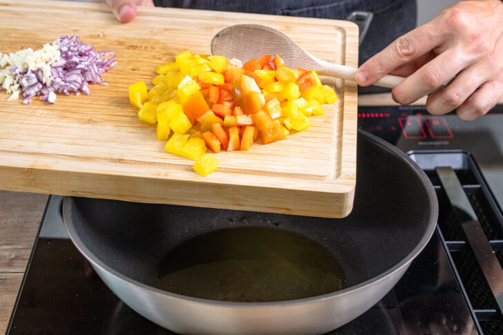 Paprika in der Pfanne anbraten