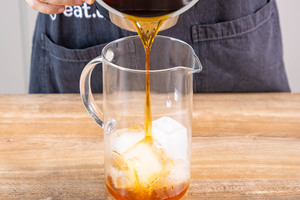 Tee zu den Eiswürfeln geben