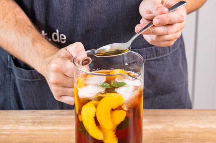 Pfirsichsirup zum Eistee geben