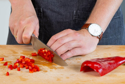 Paprika würfeln