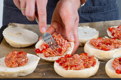 Hackfleischmasse auf den Brötchen verteilen