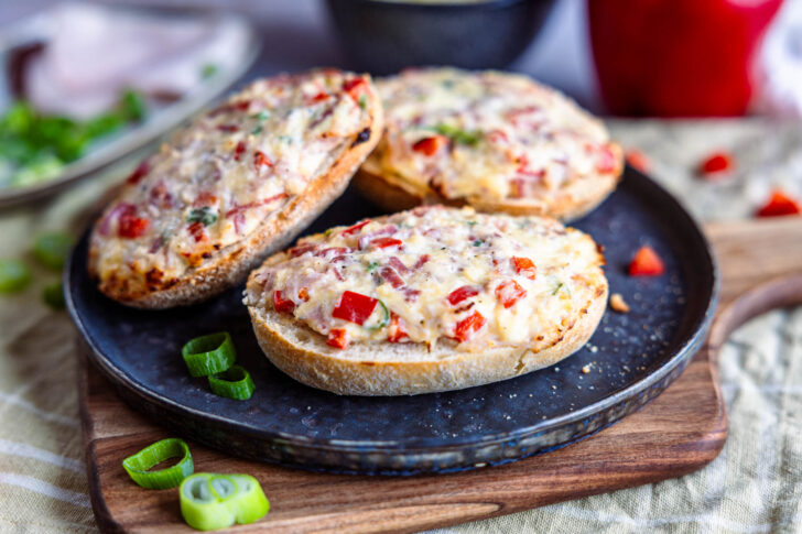 Pizzabrötchen mit Schmand