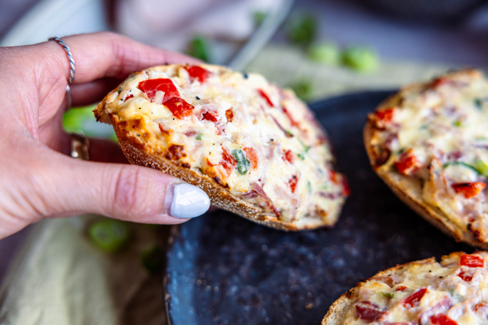 Schnelle Pizzabrötchen mit Schmand