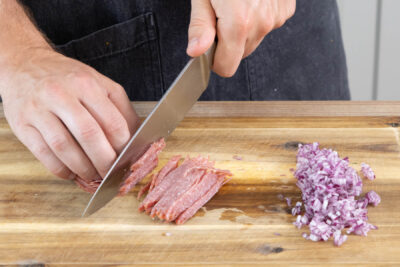 Salami und Gemüse klein schneiden