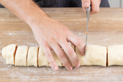 Pizzaschnecken mit Fertigteig schneiden und backen