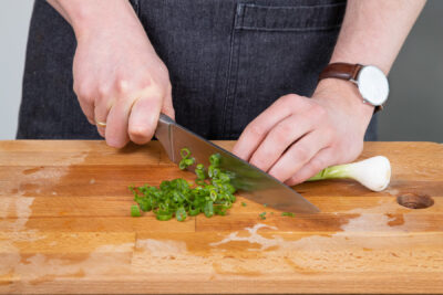 Frühlingszwiebel in Ringe schneiden