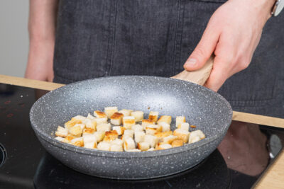 Croutons für den Portulak-Salat rösten