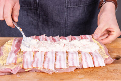 Füllung auf Bacon verteilen