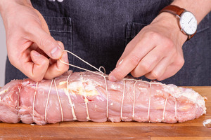 Putenrollbraten binden