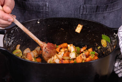 Gemüse mit Tomatenmark & Senf anschwitzen