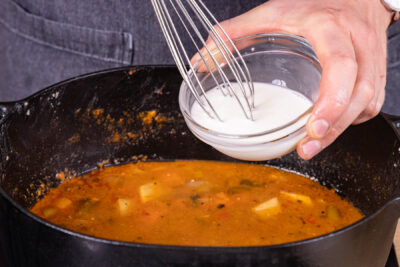 Speisestärke zu Sauce geben