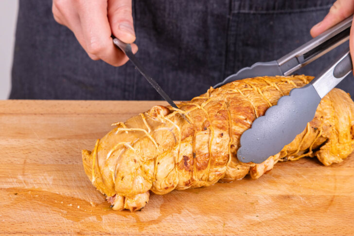 Garn vom Putenrollbraten entfernen