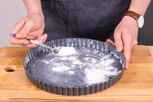 Quiche-Form bemehlen