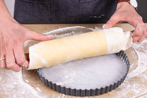 Teig in Quiche-Form legen