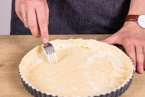 Quiche-Boden mit Gabel einstechen