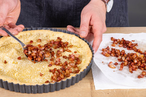 Bauchspeck auf Quiche-Boden verteilen