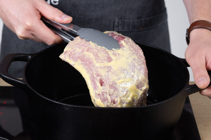 Den Rinderbraten scharf anbraten.