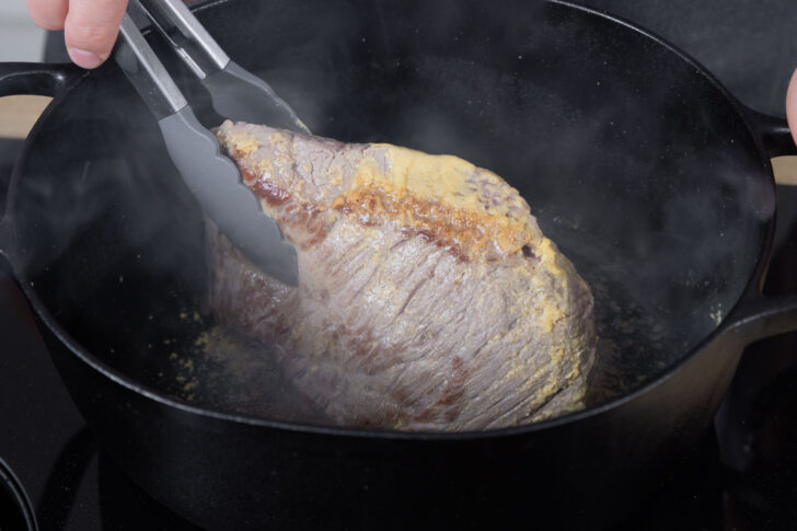 Den Rinderbraten wenden.
