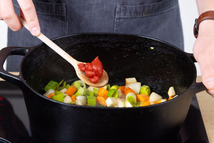 Tomatenmark hinzugeben.