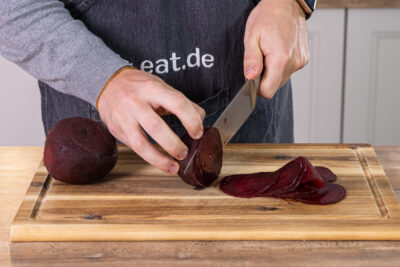 Rote Bete in Scheiben schneiden