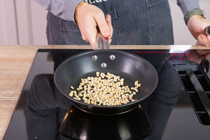 Pinienkerne anrösten