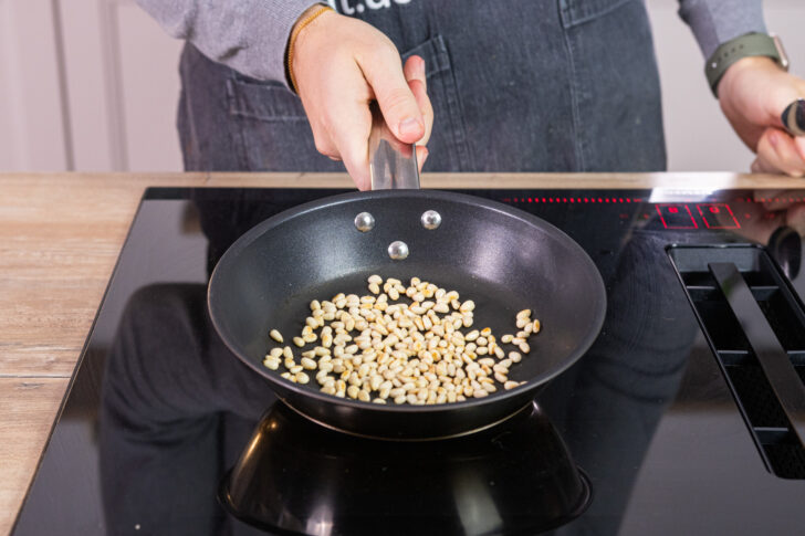 Pinienkerne anrösten