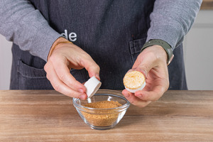 Ziegenkäse in Zucker wälzen