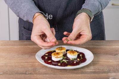 Rote Bete Carpaccio garnieren