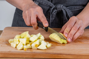 Äpfel in Würfel schneiden