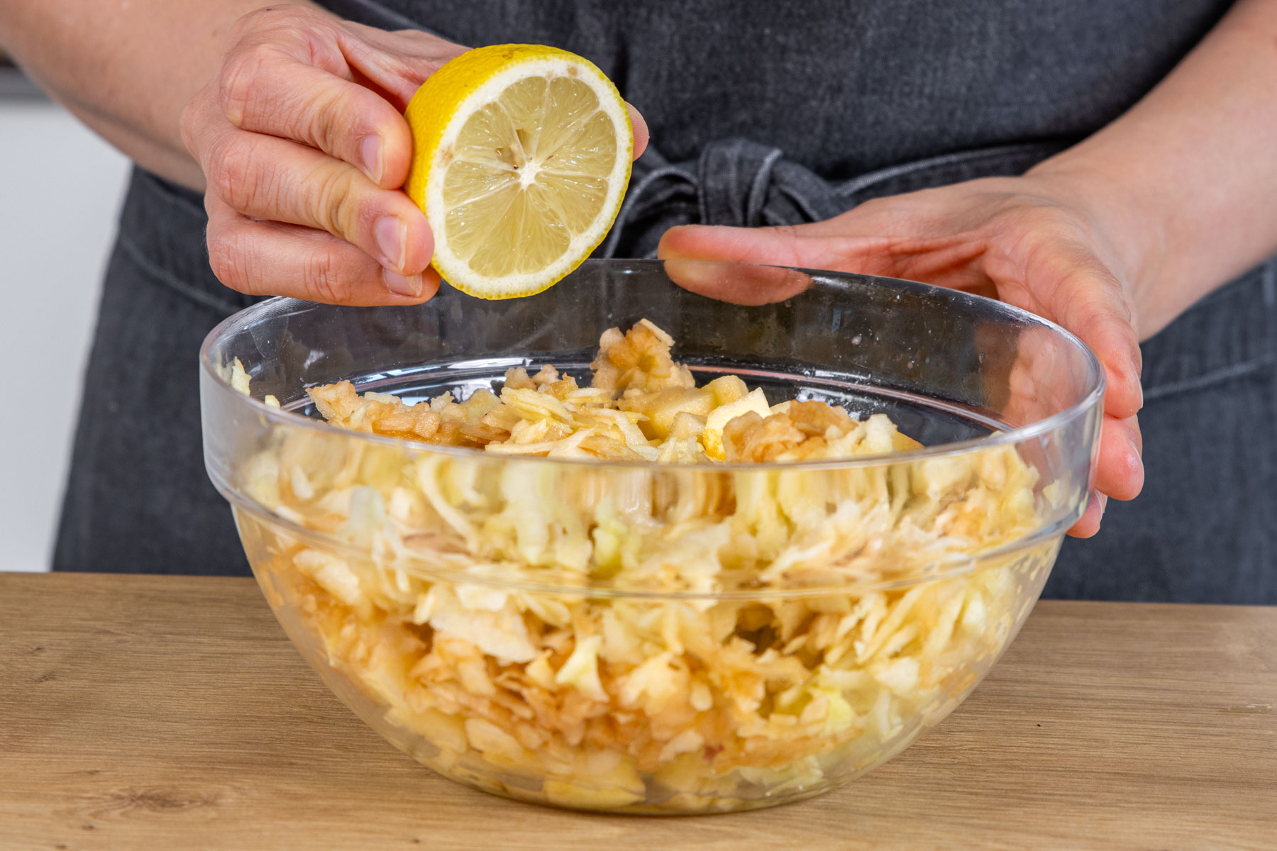 Zitronensaft zu den Äpfeln geben