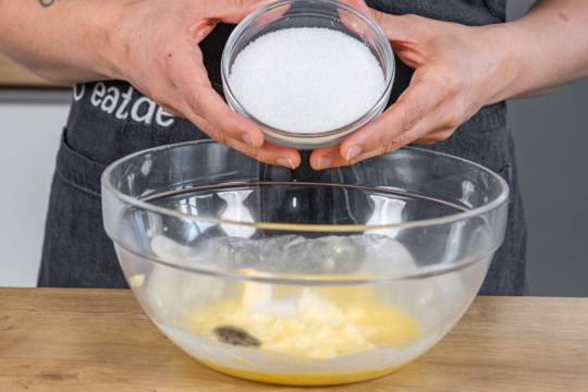 Zucker zur Butter geben