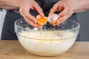 Eier in den Teig geben