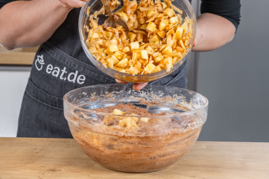 Äpfel zum Teig geben