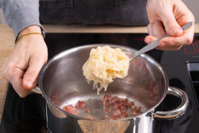 Sauerkraut zu den Schinkenwürfeln geben