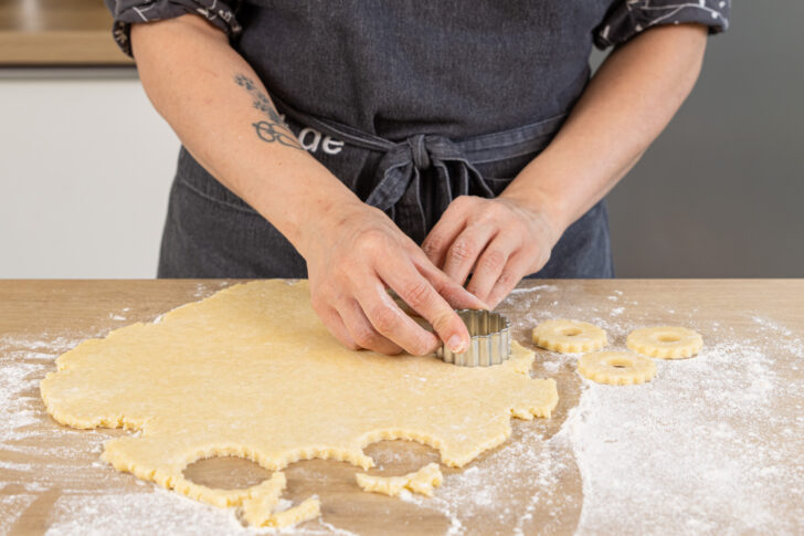 Saure-Sahne-Plätzchen ausstechen