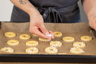 Saure-Sahne-Plätzchen mit Hagelzucker dekorieren