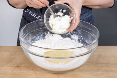 Quark zum Mehl in die Schüssel geben